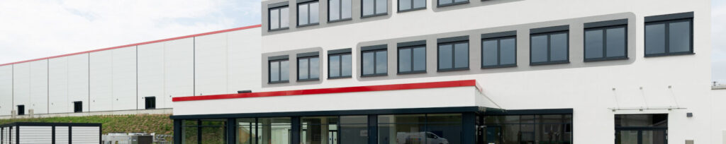 Produktionshalle mit Bürogebäude