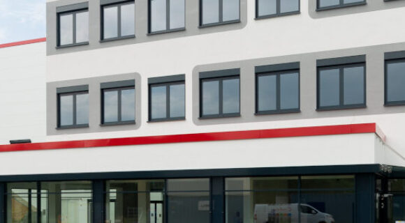 Produktionshalle mit Bürogebäude